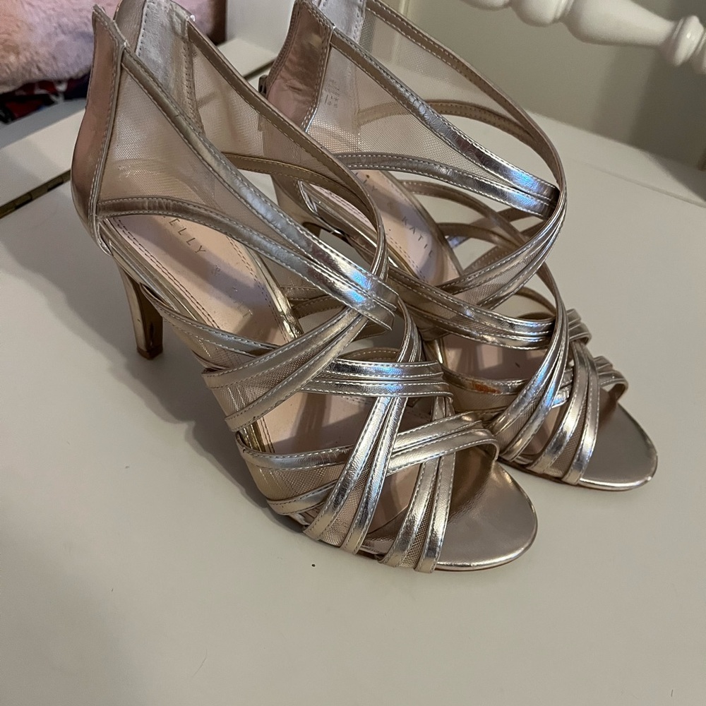 Kelly & Katie Gold Heels - size 8